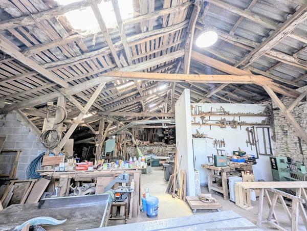 Corps de ferme avec dépendances et environ 22 hectares attenants