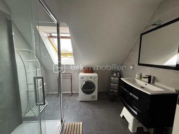 A Aubry-du-Hainaut venez découvrir cette belle maison individuelle construite en 2002, offrant de beaux volumes et un cadre de vie agréable.

 Au rez-de-chaussée :
• Une entrée avec rangement
• Une grande pièce de vie lumineuse de 45.83m²
• Une cuisine indépendante, meublée et équipée avec buanderie attenante
• Une agréable véranda chauffée et climatisée, idéale en toute saison de 27m²
• Un WC indépendant
• Un double garage avec portes motorisées

À l’étage :
• 4 chambres sur le même niveau, dont une suite avec sa salle de douche privative
• Une seconde salle de douche
• Un WC indépendant

Côté extérieur :
Profitez d’un vaste jardin offrant un bel espace de détente ainsi que de plusieurs place de parking devant la maison.

Côté technique :
✅ Huisseries double vitrage avec volet roulant électrique
✅ Insert à pellets
✅ Chauffage électrique
✅ Véranda avec climatisation réversible
✅ Ballon thermodynamique
✅Borne de recharge pour voiture électrique 

Une maison fonctionnelle, confortable située dans un secteur recherché.

Contactez moi dès maintenant pour organiser votre visite !