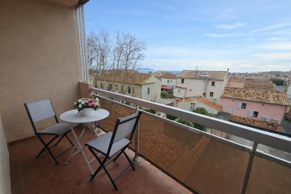 Carqueiranne coeur de ville - T3, 70 m², balcon vue mer, 2 places de pkgs