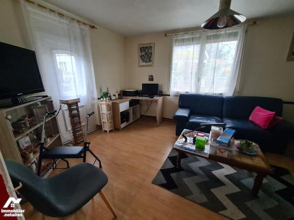 YVETOT,  maison divisée en 2 logements loués, 2 garages, terrain