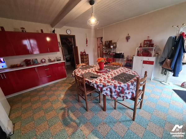 YVETOT,  maison divisée en 2 logements loués, 2 garages, terrain