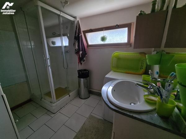 YVETOT,  maison divisée en 2 logements loués, 2 garages, terrain