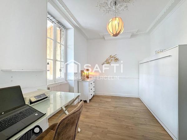 Opportunité rare pour cette maison de ville avec dépendances