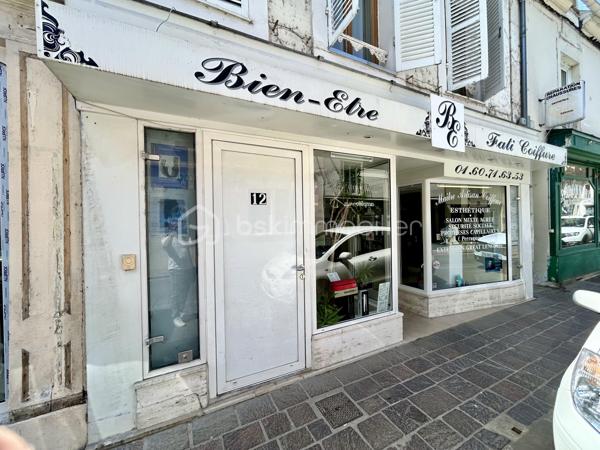 Une belle opportunité au cœur d’un des plus beaux villages de Seine-et-Marne !

Idéalement situé, en plein centre historique de Moret-sur-Loing, le salon Bien-Être Fati Coiffure bénéficie d’un emplacement de premier choix dans une rue commerçante très fréquentée, au sein d’une ville au charme exceptionnel, célèbre pour ses remparts médiévaux, ses bords de Loing, son attractivité touristique et qui figure dans les 100 plus beaux détours de France. 

Repris en décembre 2009 par l’actuelle propriétaire, ce salon, qui existait déjà auparavant depuis quelques années, a su fidéliser au fil du temps, une clientèle régulière et variée grâce à son professionnalisme, la qualité de son accueil et la diversité de ses prestations. L’établissement bénéficie d’une excellente réputation avec une note d’environ 4,7/5 pour près de 70 avis clients en ligne, témoignant de la satisfaction et de la fidélité de sa clientèle.

Le salon propose des prestations de coiffure pour femmes, hommes et enfants : coupes, brushings, colorations, balayages, soins capillaires, ainsi qu’un espace dédié au bien-être et à la beauté.

Les points forts :

* Emplacement premium au cœur de Moret-sur-Loing
* Enseigne reconnue depuis plus de 15 ans
* Clientèle fidèle et régulière
* Excellente réputation et forte visibilité locale
* Salon chaleureux, entretenu et prêt à être exploité immédiatement
* Activité clé en main avec potentiel de développement
* Cadre de vie exceptionnel à seulement une heure de Paris

Cette affaire représente une opportunité idéale pour un professionnel de la coiffure souhaitant reprendre un salon à la notoriété établie ou pour un investisseur souhaitant développer une activité de beauté et de bien-être dans une commune dynamique et touristique.

Dossier complet, chiffres d’affaires et renseignements complémentaires disponibles sur demande.