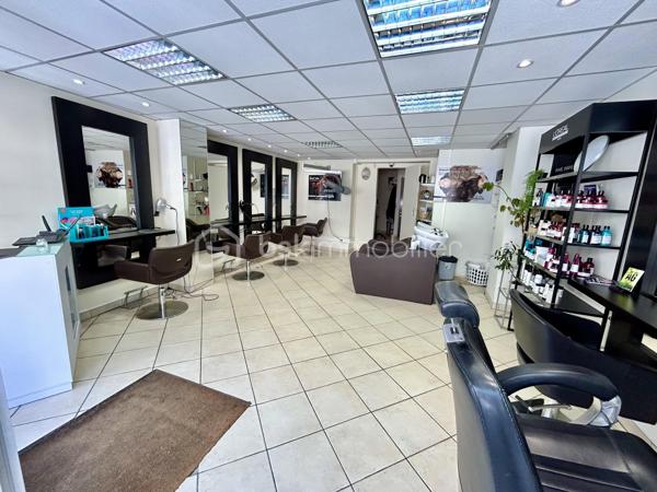 Une belle opportunité au cœur d’un des plus beaux villages de Seine-et-Marne !

Idéalement situé, en plein centre historique de Moret-sur-Loing, le salon Bien-Être Fati Coiffure bénéficie d’un emplacement de premier choix dans une rue commerçante très fréquentée, au sein d’une ville au charme exceptionnel, célèbre pour ses remparts médiévaux, ses bords de Loing, son attractivité touristique et qui figure dans les 100 plus beaux détours de France. 

Repris en décembre 2009 par l’actuelle propriétaire, ce salon, qui existait déjà auparavant depuis quelques années, a su fidéliser au fil du temps, une clientèle régulière et variée grâce à son professionnalisme, la qualité de son accueil et la diversité de ses prestations. L’établissement bénéficie d’une excellente réputation avec une note d’environ 4,7/5 pour près de 70 avis clients en ligne, témoignant de la satisfaction et de la fidélité de sa clientèle.

Le salon propose des prestations de coiffure pour femmes, hommes et enfants : coupes, brushings, colorations, balayages, soins capillaires, ainsi qu’un espace dédié au bien-être et à la beauté.

Les points forts :

* Emplacement premium au cœur de Moret-sur-Loing
* Enseigne reconnue depuis plus de 15 ans
* Clientèle fidèle et régulière
* Excellente réputation et forte visibilité locale
* Salon chaleureux, entretenu et prêt à être exploité immédiatement
* Activité clé en main avec potentiel de développement
* Cadre de vie exceptionnel à seulement une heure de Paris

Cette affaire représente une opportunité idéale pour un professionnel de la coiffure souhaitant reprendre un salon à la notoriété établie ou pour un investisseur souhaitant développer une activité de beauté et de bien-être dans une commune dynamique et touristique.

Dossier complet, chiffres d’affaires et renseignements complémentaires disponibles sur demande.