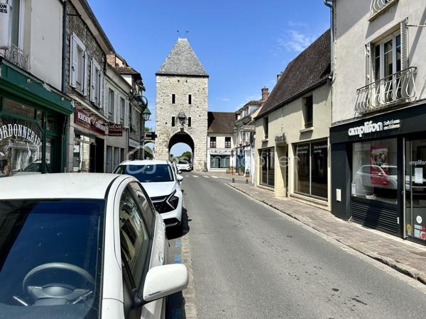 Une belle opportunité au cœur d’un des plus beaux villages de Seine-et-Marne !

Idéalement situé, en plein centre historique de Moret-sur-Loing, le salon Bien-Être Fati Coiffure bénéficie d’un emplacement de premier choix dans une rue commerçante très fréquentée, au sein d’une ville au charme exceptionnel, célèbre pour ses remparts médiévaux, ses bords de Loing, son attractivité touristique et qui figure dans les 100 plus beaux détours de France. 

Repris en décembre 2009 par l’actuelle propriétaire, ce salon, qui existait déjà auparavant depuis quelques années, a su fidéliser au fil du temps, une clientèle régulière et variée grâce à son professionnalisme, la qualité de son accueil et la diversité de ses prestations. L’établissement bénéficie d’une excellente réputation avec une note d’environ 4,7/5 pour près de 70 avis clients en ligne, témoignant de la satisfaction et de la fidélité de sa clientèle.

Le salon propose des prestations de coiffure pour femmes, hommes et enfants : coupes, brushings, colorations, balayages, soins capillaires, ainsi qu’un espace dédié au bien-être et à la beauté.

Les points forts :

* Emplacement premium au cœur de Moret-sur-Loing
* Enseigne reconnue depuis plus de 15 ans
* Clientèle fidèle et régulière
* Excellente réputation et forte visibilité locale
* Salon chaleureux, entretenu et prêt à être exploité immédiatement
* Activité clé en main avec potentiel de développement
* Cadre de vie exceptionnel à seulement une heure de Paris

Cette affaire représente une opportunité idéale pour un professionnel de la coiffure souhaitant reprendre un salon à la notoriété établie ou pour un investisseur souhaitant développer une activité de beauté et de bien-être dans une commune dynamique et touristique.

Dossier complet, chiffres d’affaires et renseignements complémentaires disponibles sur demande.