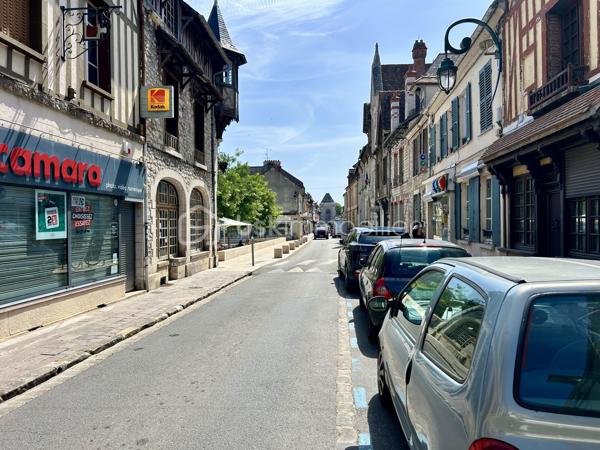 Une belle opportunité au cœur d’un des plus beaux villages de Seine-et-Marne !

Idéalement situé, en plein centre historique de Moret-sur-Loing, le salon Bien-Être Fati Coiffure bénéficie d’un emplacement de premier choix dans une rue commerçante très fréquentée, au sein d’une ville au charme exceptionnel, célèbre pour ses remparts médiévaux, ses bords de Loing, son attractivité touristique et qui figure dans les 100 plus beaux détours de France. 

Repris en décembre 2009 par l’actuelle propriétaire, ce salon, qui existait déjà auparavant depuis quelques années, a su fidéliser au fil du temps, une clientèle régulière et variée grâce à son professionnalisme, la qualité de son accueil et la diversité de ses prestations. L’établissement bénéficie d’une excellente réputation avec une note d’environ 4,7/5 pour près de 70 avis clients en ligne, témoignant de la satisfaction et de la fidélité de sa clientèle.

Le salon propose des prestations de coiffure pour femmes, hommes et enfants : coupes, brushings, colorations, balayages, soins capillaires, ainsi qu’un espace dédié au bien-être et à la beauté.

Les points forts :

* Emplacement premium au cœur de Moret-sur-Loing
* Enseigne reconnue depuis plus de 15 ans
* Clientèle fidèle et régulière
* Excellente réputation et forte visibilité locale
* Salon chaleureux, entretenu et prêt à être exploité immédiatement
* Activité clé en main avec potentiel de développement
* Cadre de vie exceptionnel à seulement une heure de Paris

Cette affaire représente une opportunité idéale pour un professionnel de la coiffure souhaitant reprendre un salon à la notoriété établie ou pour un investisseur souhaitant développer une activité de beauté et de bien-être dans une commune dynamique et touristique.

Dossier complet, chiffres d’affaires et renseignements complémentaires disponibles sur demande.