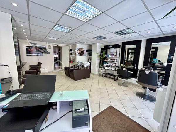 Une belle opportunité au cœur d’un des plus beaux villages de Seine-et-Marne !

Idéalement situé, en plein centre historique de Moret-sur-Loing, le salon Bien-Être Fati Coiffure bénéficie d’un emplacement de premier choix dans une rue commerçante très fréquentée, au sein d’une ville au charme exceptionnel, célèbre pour ses remparts médiévaux, ses bords de Loing, son attractivité touristique et qui figure dans les 100 plus beaux détours de France. 

Repris en décembre 2009 par l’actuelle propriétaire, ce salon, qui existait déjà auparavant depuis quelques années, a su fidéliser au fil du temps, une clientèle régulière et variée grâce à son professionnalisme, la qualité de son accueil et la diversité de ses prestations. L’établissement bénéficie d’une excellente réputation avec une note d’environ 4,7/5 pour près de 70 avis clients en ligne, témoignant de la satisfaction et de la fidélité de sa clientèle.

Le salon propose des prestations de coiffure pour femmes, hommes et enfants : coupes, brushings, colorations, balayages, soins capillaires, ainsi qu’un espace dédié au bien-être et à la beauté.

Les points forts :

* Emplacement premium au cœur de Moret-sur-Loing
* Enseigne reconnue depuis plus de 15 ans
* Clientèle fidèle et régulière
* Excellente réputation et forte visibilité locale
* Salon chaleureux, entretenu et prêt à être exploité immédiatement
* Activité clé en main avec potentiel de développement
* Cadre de vie exceptionnel à seulement une heure de Paris

Cette affaire représente une opportunité idéale pour un professionnel de la coiffure souhaitant reprendre un salon à la notoriété établie ou pour un investisseur souhaitant développer une activité de beauté et de bien-être dans une commune dynamique et touristique.

Dossier complet, chiffres d’affaires et renseignements complémentaires disponibles sur demande.