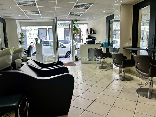 Une belle opportunité au cœur d’un des plus beaux villages de Seine-et-Marne !

Idéalement situé, en plein centre historique de Moret-sur-Loing, le salon Bien-Être Fati Coiffure bénéficie d’un emplacement de premier choix dans une rue commerçante très fréquentée, au sein d’une ville au charme exceptionnel, célèbre pour ses remparts médiévaux, ses bords de Loing, son attractivité touristique et qui figure dans les 100 plus beaux détours de France. 

Repris en décembre 2009 par l’actuelle propriétaire, ce salon, qui existait déjà auparavant depuis quelques années, a su fidéliser au fil du temps, une clientèle régulière et variée grâce à son professionnalisme, la qualité de son accueil et la diversité de ses prestations. L’établissement bénéficie d’une excellente réputation avec une note d’environ 4,7/5 pour près de 70 avis clients en ligne, témoignant de la satisfaction et de la fidélité de sa clientèle.

Le salon propose des prestations de coiffure pour femmes, hommes et enfants : coupes, brushings, colorations, balayages, soins capillaires, ainsi qu’un espace dédié au bien-être et à la beauté.

Les points forts :

* Emplacement premium au cœur de Moret-sur-Loing
* Enseigne reconnue depuis plus de 15 ans
* Clientèle fidèle et régulière
* Excellente réputation et forte visibilité locale
* Salon chaleureux, entretenu et prêt à être exploité immédiatement
* Activité clé en main avec potentiel de développement
* Cadre de vie exceptionnel à seulement une heure de Paris

Cette affaire représente une opportunité idéale pour un professionnel de la coiffure souhaitant reprendre un salon à la notoriété établie ou pour un investisseur souhaitant développer une activité de beauté et de bien-être dans une commune dynamique et touristique.

Dossier complet, chiffres d’affaires et renseignements complémentaires disponibles sur demande.