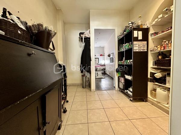 Une belle opportunité au cœur d’un des plus beaux villages de Seine-et-Marne !

Idéalement situé, en plein centre historique de Moret-sur-Loing, le salon Bien-Être Fati Coiffure bénéficie d’un emplacement de premier choix dans une rue commerçante très fréquentée, au sein d’une ville au charme exceptionnel, célèbre pour ses remparts médiévaux, ses bords de Loing, son attractivité touristique et qui figure dans les 100 plus beaux détours de France. 

Repris en décembre 2009 par l’actuelle propriétaire, ce salon, qui existait déjà auparavant depuis quelques années, a su fidéliser au fil du temps, une clientèle régulière et variée grâce à son professionnalisme, la qualité de son accueil et la diversité de ses prestations. L’établissement bénéficie d’une excellente réputation avec une note d’environ 4,7/5 pour près de 70 avis clients en ligne, témoignant de la satisfaction et de la fidélité de sa clientèle.

Le salon propose des prestations de coiffure pour femmes, hommes et enfants : coupes, brushings, colorations, balayages, soins capillaires, ainsi qu’un espace dédié au bien-être et à la beauté.

Les points forts :

* Emplacement premium au cœur de Moret-sur-Loing
* Enseigne reconnue depuis plus de 15 ans
* Clientèle fidèle et régulière
* Excellente réputation et forte visibilité locale
* Salon chaleureux, entretenu et prêt à être exploité immédiatement
* Activité clé en main avec potentiel de développement
* Cadre de vie exceptionnel à seulement une heure de Paris

Cette affaire représente une opportunité idéale pour un professionnel de la coiffure souhaitant reprendre un salon à la notoriété établie ou pour un investisseur souhaitant développer une activité de beauté et de bien-être dans une commune dynamique et touristique.

Dossier complet, chiffres d’affaires et renseignements complémentaires disponibles sur demande.