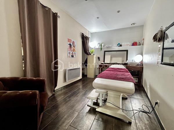 Une belle opportunité au cœur d’un des plus beaux villages de Seine-et-Marne !

Idéalement situé, en plein centre historique de Moret-sur-Loing, le salon Bien-Être Fati Coiffure bénéficie d’un emplacement de premier choix dans une rue commerçante très fréquentée, au sein d’une ville au charme exceptionnel, célèbre pour ses remparts médiévaux, ses bords de Loing, son attractivité touristique et qui figure dans les 100 plus beaux détours de France. 

Repris en décembre 2009 par l’actuelle propriétaire, ce salon, qui existait déjà auparavant depuis quelques années, a su fidéliser au fil du temps, une clientèle régulière et variée grâce à son professionnalisme, la qualité de son accueil et la diversité de ses prestations. L’établissement bénéficie d’une excellente réputation avec une note d’environ 4,7/5 pour près de 70 avis clients en ligne, témoignant de la satisfaction et de la fidélité de sa clientèle.

Le salon propose des prestations de coiffure pour femmes, hommes et enfants : coupes, brushings, colorations, balayages, soins capillaires, ainsi qu’un espace dédié au bien-être et à la beauté.

Les points forts :

* Emplacement premium au cœur de Moret-sur-Loing
* Enseigne reconnue depuis plus de 15 ans
* Clientèle fidèle et régulière
* Excellente réputation et forte visibilité locale
* Salon chaleureux, entretenu et prêt à être exploité immédiatement
* Activité clé en main avec potentiel de développement
* Cadre de vie exceptionnel à seulement une heure de Paris

Cette affaire représente une opportunité idéale pour un professionnel de la coiffure souhaitant reprendre un salon à la notoriété établie ou pour un investisseur souhaitant développer une activité de beauté et de bien-être dans une commune dynamique et touristique.

Dossier complet, chiffres d’affaires et renseignements complémentaires disponibles sur demande.
