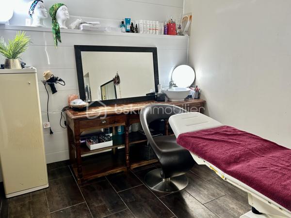 Une belle opportunité au cœur d’un des plus beaux villages de Seine-et-Marne !

Idéalement situé, en plein centre historique de Moret-sur-Loing, le salon Bien-Être Fati Coiffure bénéficie d’un emplacement de premier choix dans une rue commerçante très fréquentée, au sein d’une ville au charme exceptionnel, célèbre pour ses remparts médiévaux, ses bords de Loing, son attractivité touristique et qui figure dans les 100 plus beaux détours de France. 

Repris en décembre 2009 par l’actuelle propriétaire, ce salon, qui existait déjà auparavant depuis quelques années, a su fidéliser au fil du temps, une clientèle régulière et variée grâce à son professionnalisme, la qualité de son accueil et la diversité de ses prestations. L’établissement bénéficie d’une excellente réputation avec une note d’environ 4,7/5 pour près de 70 avis clients en ligne, témoignant de la satisfaction et de la fidélité de sa clientèle.

Le salon propose des prestations de coiffure pour femmes, hommes et enfants : coupes, brushings, colorations, balayages, soins capillaires, ainsi qu’un espace dédié au bien-être et à la beauté.

Les points forts :

* Emplacement premium au cœur de Moret-sur-Loing
* Enseigne reconnue depuis plus de 15 ans
* Clientèle fidèle et régulière
* Excellente réputation et forte visibilité locale
* Salon chaleureux, entretenu et prêt à être exploité immédiatement
* Activité clé en main avec potentiel de développement
* Cadre de vie exceptionnel à seulement une heure de Paris

Cette affaire représente une opportunité idéale pour un professionnel de la coiffure souhaitant reprendre un salon à la notoriété établie ou pour un investisseur souhaitant développer une activité de beauté et de bien-être dans une commune dynamique et touristique.

Dossier complet, chiffres d’affaires et renseignements complémentaires disponibles sur demande.