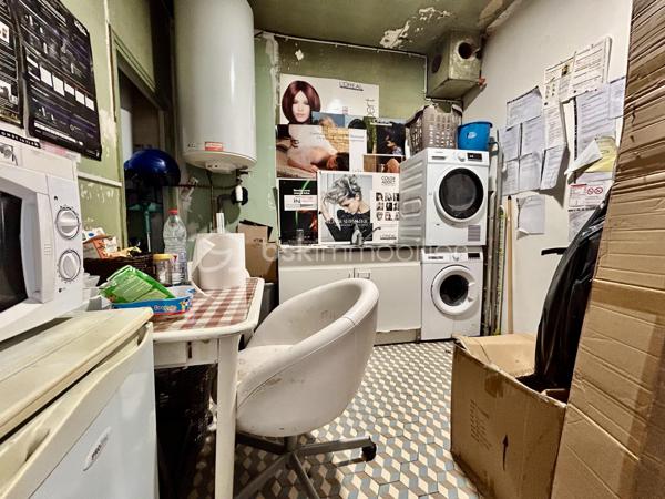 Une belle opportunité au cœur d’un des plus beaux villages de Seine-et-Marne !

Idéalement situé, en plein centre historique de Moret-sur-Loing, le salon Bien-Être Fati Coiffure bénéficie d’un emplacement de premier choix dans une rue commerçante très fréquentée, au sein d’une ville au charme exceptionnel, célèbre pour ses remparts médiévaux, ses bords de Loing, son attractivité touristique et qui figure dans les 100 plus beaux détours de France. 

Repris en décembre 2009 par l’actuelle propriétaire, ce salon, qui existait déjà auparavant depuis quelques années, a su fidéliser au fil du temps, une clientèle régulière et variée grâce à son professionnalisme, la qualité de son accueil et la diversité de ses prestations. L’établissement bénéficie d’une excellente réputation avec une note d’environ 4,7/5 pour près de 70 avis clients en ligne, témoignant de la satisfaction et de la fidélité de sa clientèle.

Le salon propose des prestations de coiffure pour femmes, hommes et enfants : coupes, brushings, colorations, balayages, soins capillaires, ainsi qu’un espace dédié au bien-être et à la beauté.

Les points forts :

* Emplacement premium au cœur de Moret-sur-Loing
* Enseigne reconnue depuis plus de 15 ans
* Clientèle fidèle et régulière
* Excellente réputation et forte visibilité locale
* Salon chaleureux, entretenu et prêt à être exploité immédiatement
* Activité clé en main avec potentiel de développement
* Cadre de vie exceptionnel à seulement une heure de Paris

Cette affaire représente une opportunité idéale pour un professionnel de la coiffure souhaitant reprendre un salon à la notoriété établie ou pour un investisseur souhaitant développer une activité de beauté et de bien-être dans une commune dynamique et touristique.

Dossier complet, chiffres d’affaires et renseignements complémentaires disponibles sur demande.