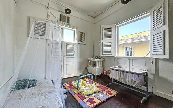 Immeuble à vendre    5 pièces •  Pointe-à-Pitre