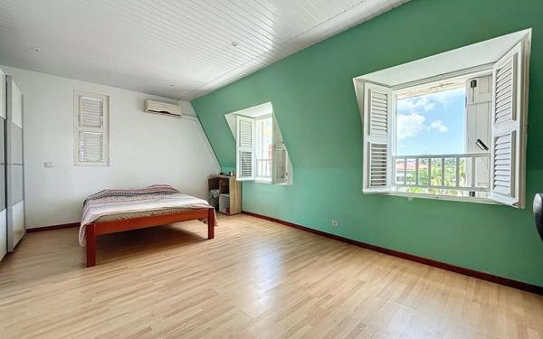 Immeuble à vendre    5 pièces •  Pointe-à-Pitre