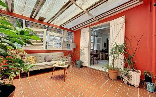 Immeuble à vendre    5 pièces •  Pointe-à-Pitre