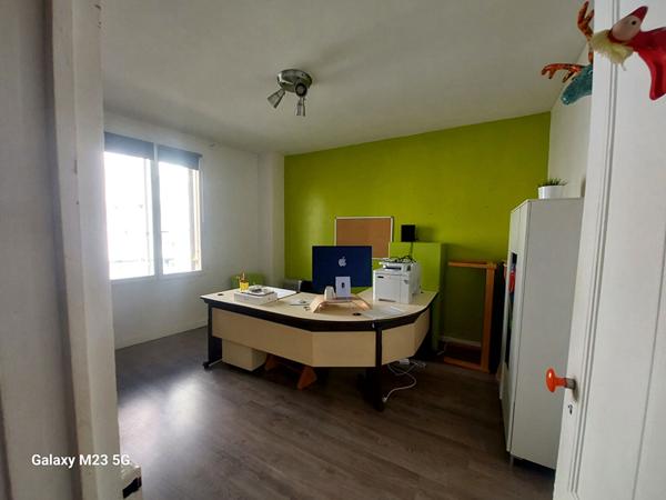TOURS Quartier Strasbourg: Maison 8 pièces, avec une cour, un garage et 1 parking