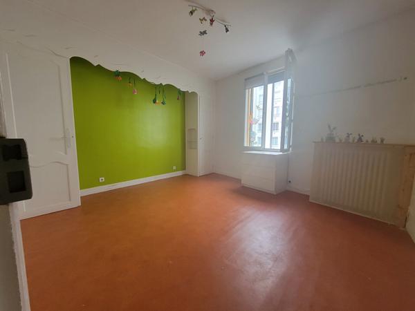 TOURS Quartier Strasbourg: Maison 8 pièces, avec une cour, un garage et 1 parking
