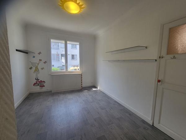 TOURS Quartier Strasbourg: Maison 8 pièces, avec une cour, un garage et 1 parking