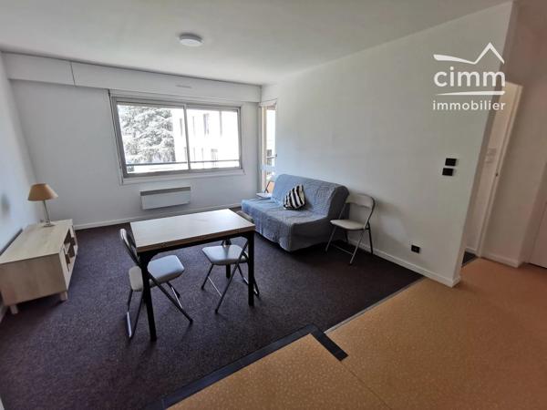 Très bien situé à coté de la clinique mutualiste, voici un joli T2 avec balcon loué meublé.