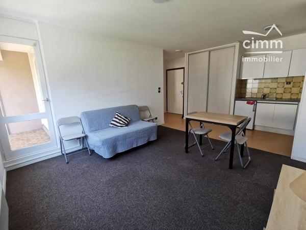Très bien situé à coté de la clinique mutualiste, voici un joli T2 avec balcon loué meublé.