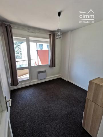 Très bien situé à coté de la clinique mutualiste, voici un joli T2 avec balcon loué meublé.
