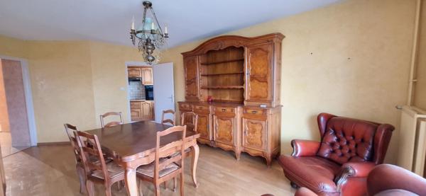 À vendre : Appartement spacieux de 5 pièces , 4 ch avec cave et garage  à Bourg-en-Bresse !