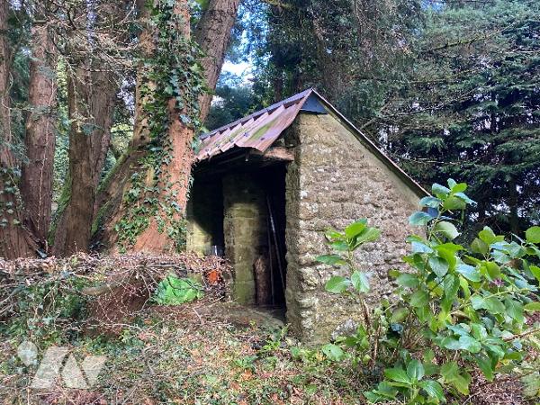 Maison principale d’env. 177 m² avec dépendances sur un terrain de 5.790 m².