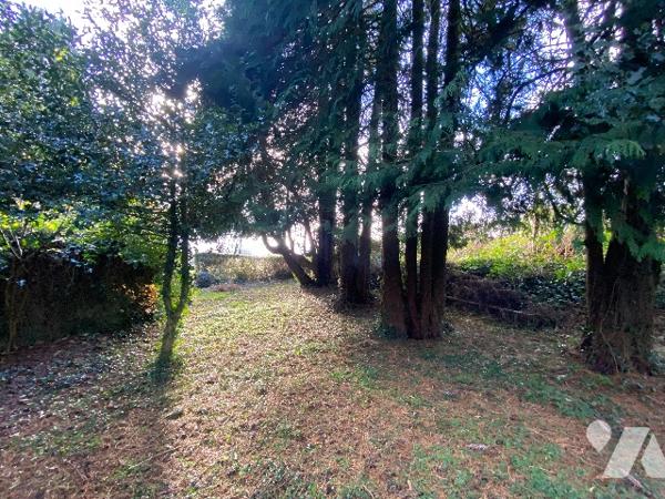 Maison principale d’env. 177 m² avec dépendances sur un terrain de 5.790 m².