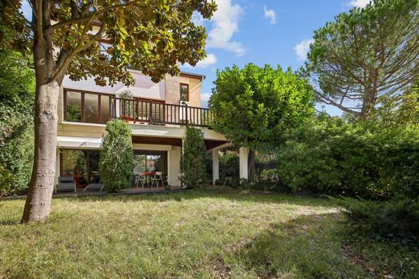 Vente                                                      Maison
                        
                     7 pièces                      210 m2                     à Le Pecq
