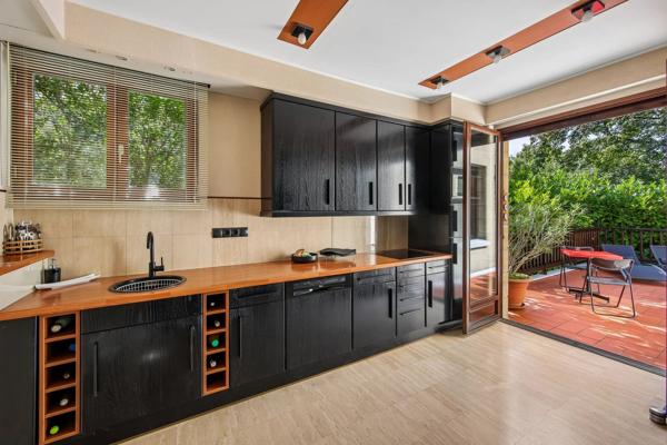 Vente                                                      Maison
                        
                     7 pièces                      210 m2                     à Le Pecq