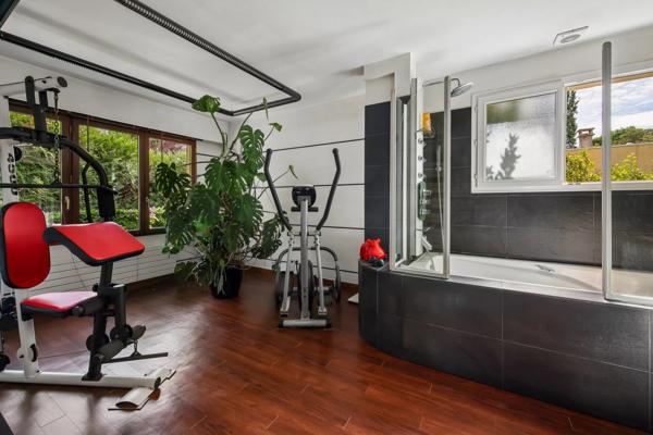 Vente                                                      Maison
                        
                     7 pièces                      210 m2                     à Le Pecq