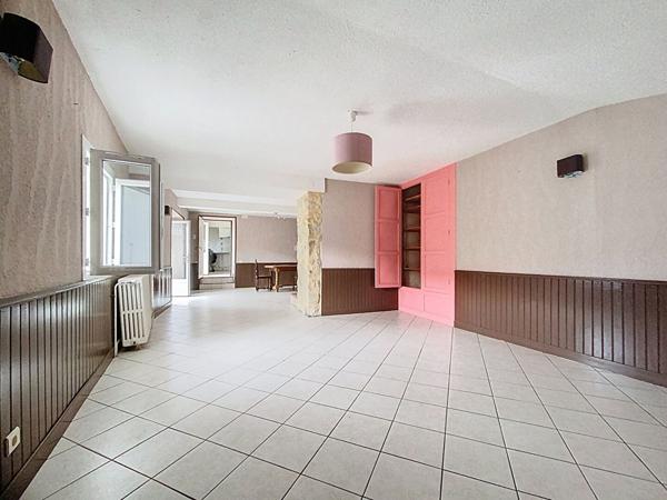 A Vendre à Ordan Larroque ancien commerce de 6 pièces avec fort potentiel