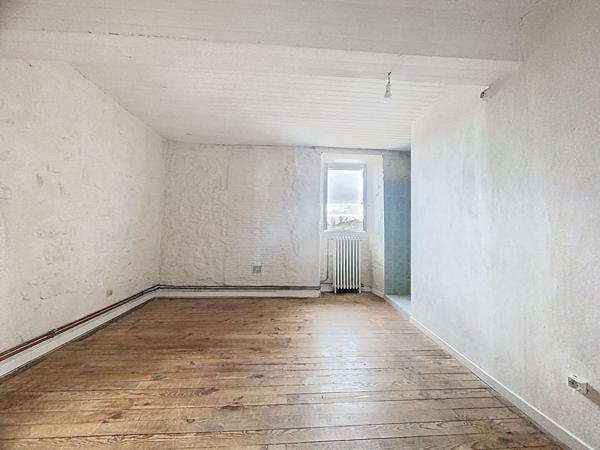 A Vendre à Ordan Larroque ancien commerce de 6 pièces avec fort potentiel