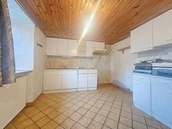 EXCLUSIVITE ! Ancien corps de ferme avec dépendances sur plus de 2000 m 2 de terrain sur Yssingeaux