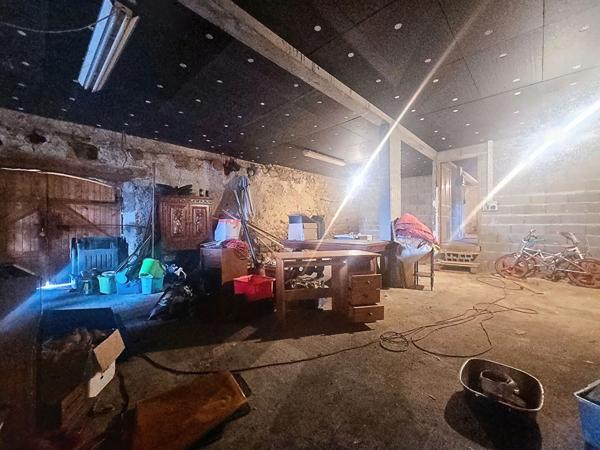 EXCLUSIVITE ! Ancien corps de ferme avec dépendances sur plus de 2000 m 2 de terrain sur Yssingeaux