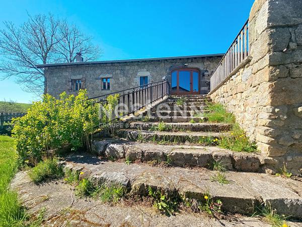 EXCLUSIVITE ! Ancien corps de ferme avec dépendances sur plus de 2000 m 2 de terrain sur Yssingeaux