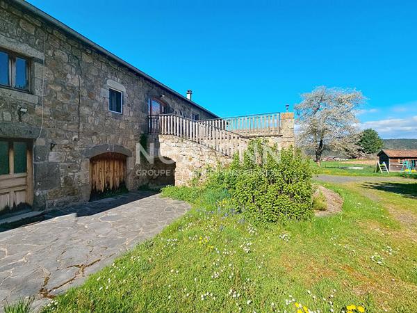 EXCLUSIVITE ! Ancien corps de ferme avec dépendances sur plus de 2000 m 2 de terrain sur Yssingeaux