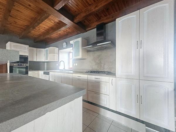 EXCLUSIVITE ! Ancien corps de ferme avec dépendances sur plus de 2000 m 2 de terrain sur Yssingeaux