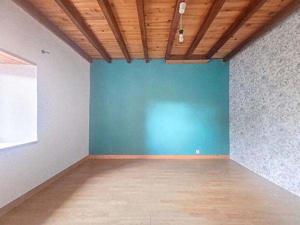 EXCLUSIVITE ! Ancien corps de ferme avec dépendances sur plus de 2000 m 2 de terrain sur Yssingeaux