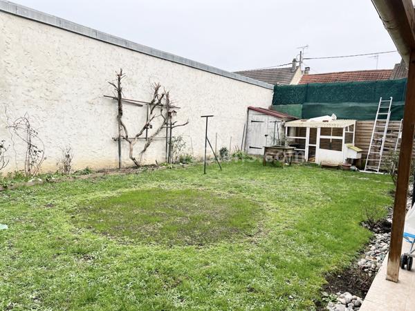 Corps de ferme de 192 m2 avec dépendance et hangar sur terrain de 827 m2