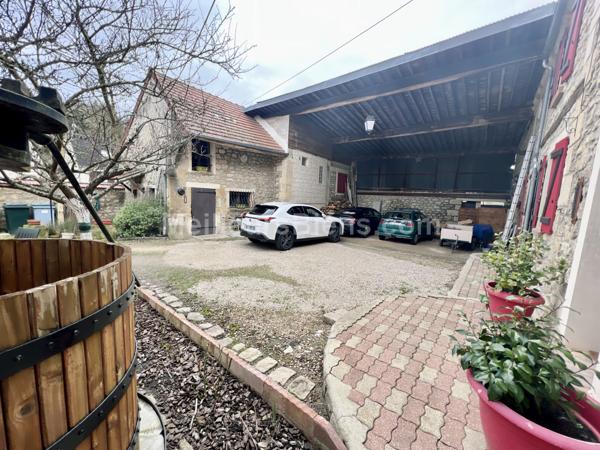 Corps de ferme de 192 m2 avec dépendance et hangar sur terrain de 827 m2