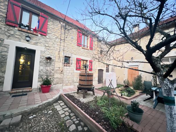 Corps de ferme de 192 m2 avec dépendance et hangar sur terrain de 827 m2