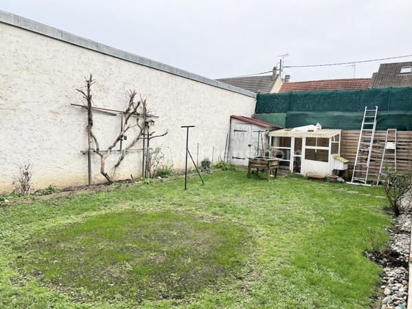 Corps de ferme de 192 m2 avec dépendance et hangar sur terrain de 827 m2
