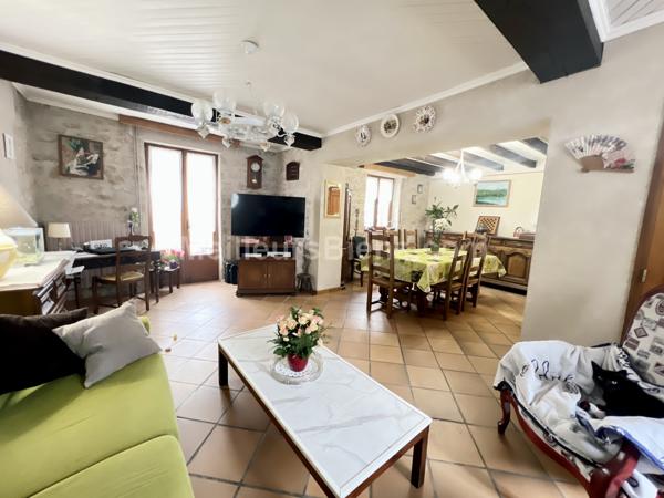 Corps de ferme de 192 m2 avec dépendance et hangar sur terrain de 827 m2