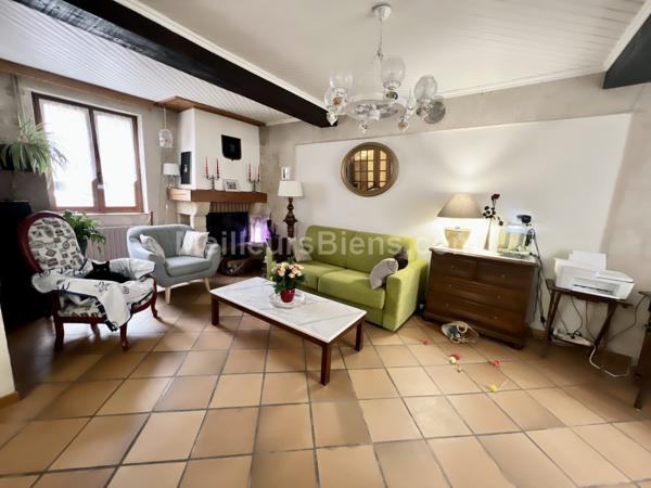 Corps de ferme de 192 m2 avec dépendance et hangar sur terrain de 827 m2