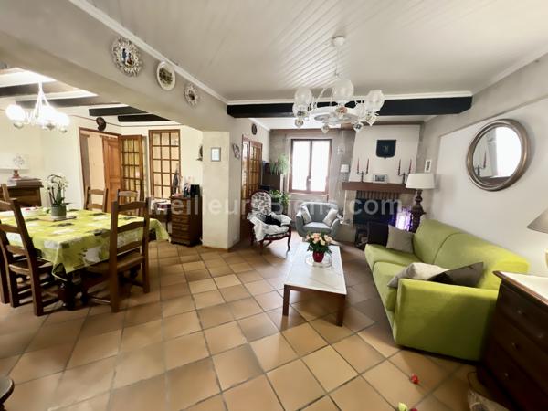 Corps de ferme de 192 m2 avec dépendance et hangar sur terrain de 827 m2