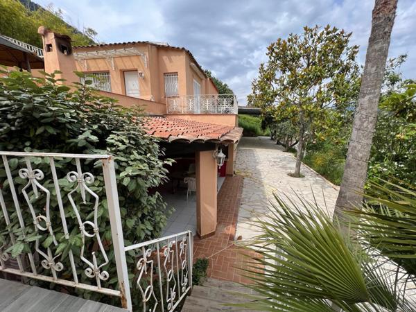 Magnifique propriété sur la commune de LA TRINITE : terrain arboré de 7.000m2 deux maisons surface habitable 186 m2 avec piscine