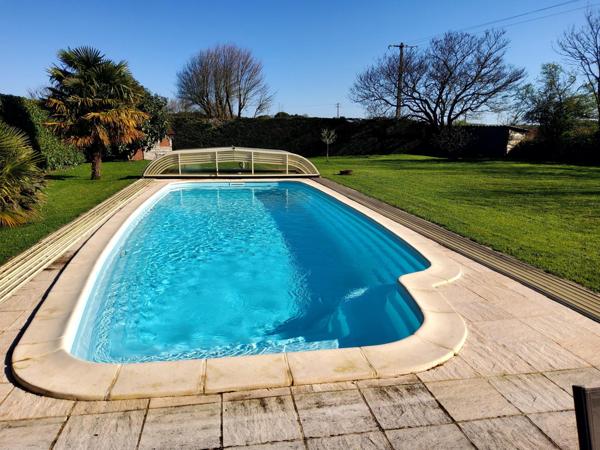 Vouillé, plain-pied lumineux 5 chambres, beau terrain avec piscine.