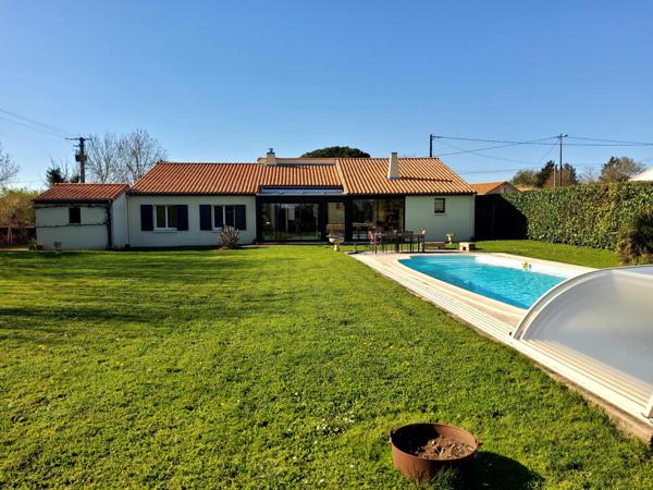 Vouillé, plain-pied lumineux 5 chambres, beau terrain avec piscine.